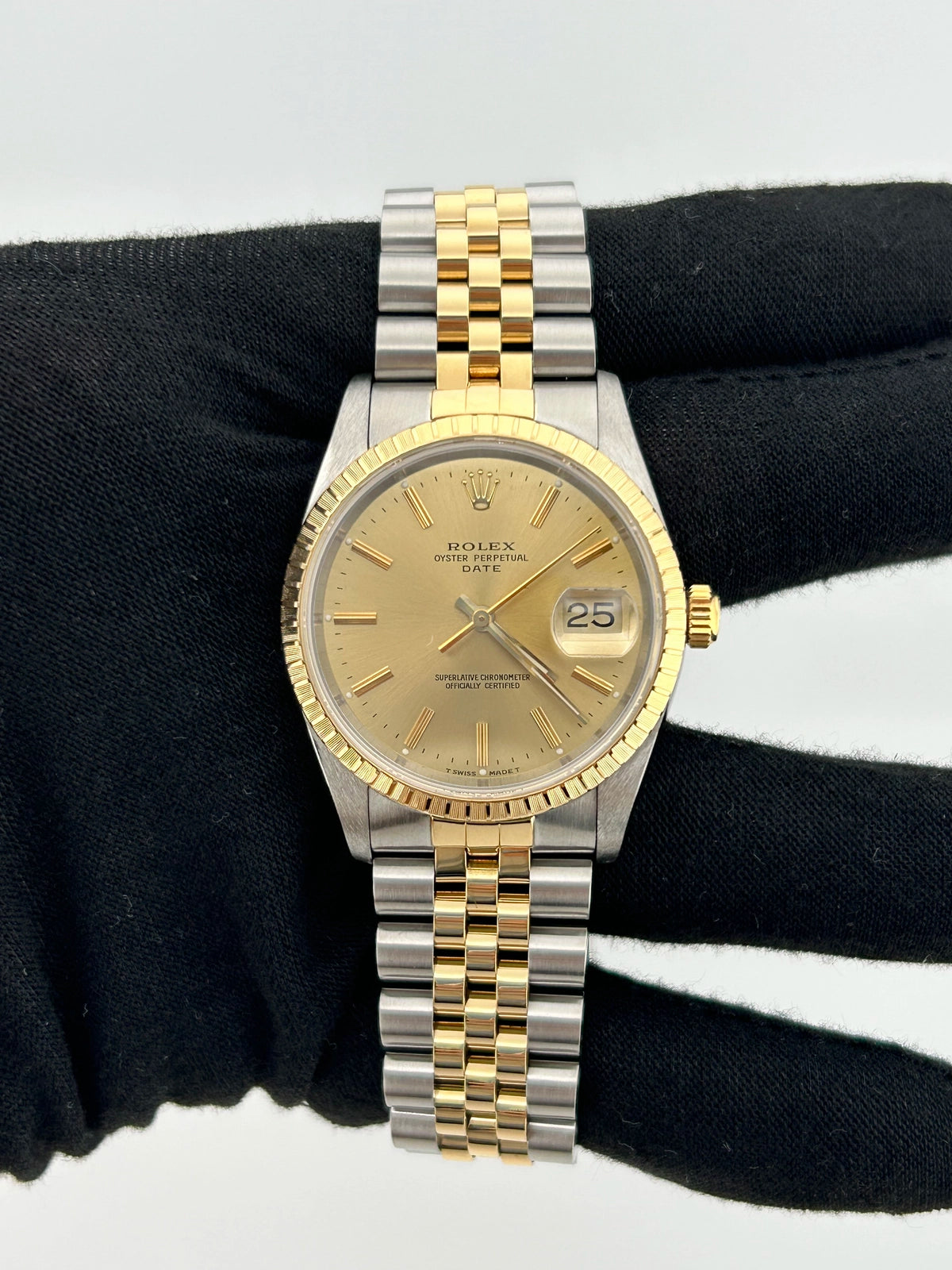 Rolex Oyster Perpetual Date 15223 — view 2