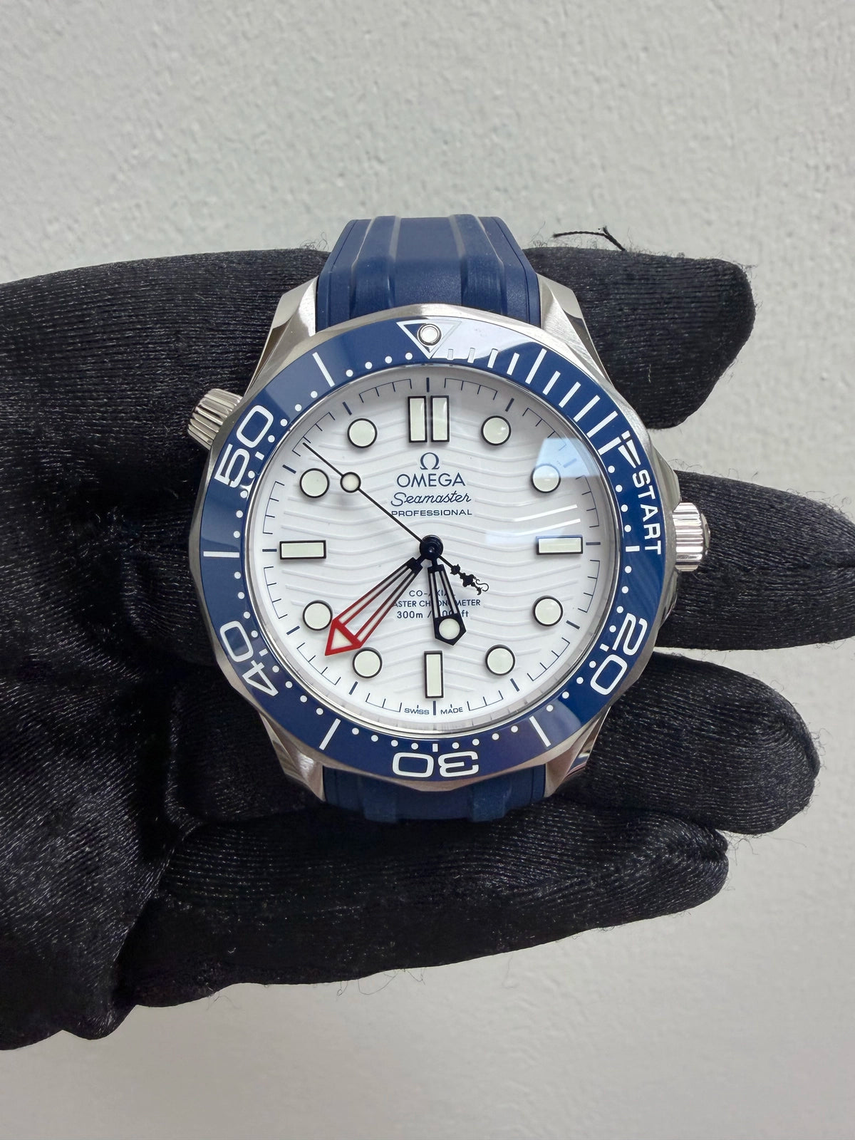 Omega 210.32.42.20.04.002 — view 2