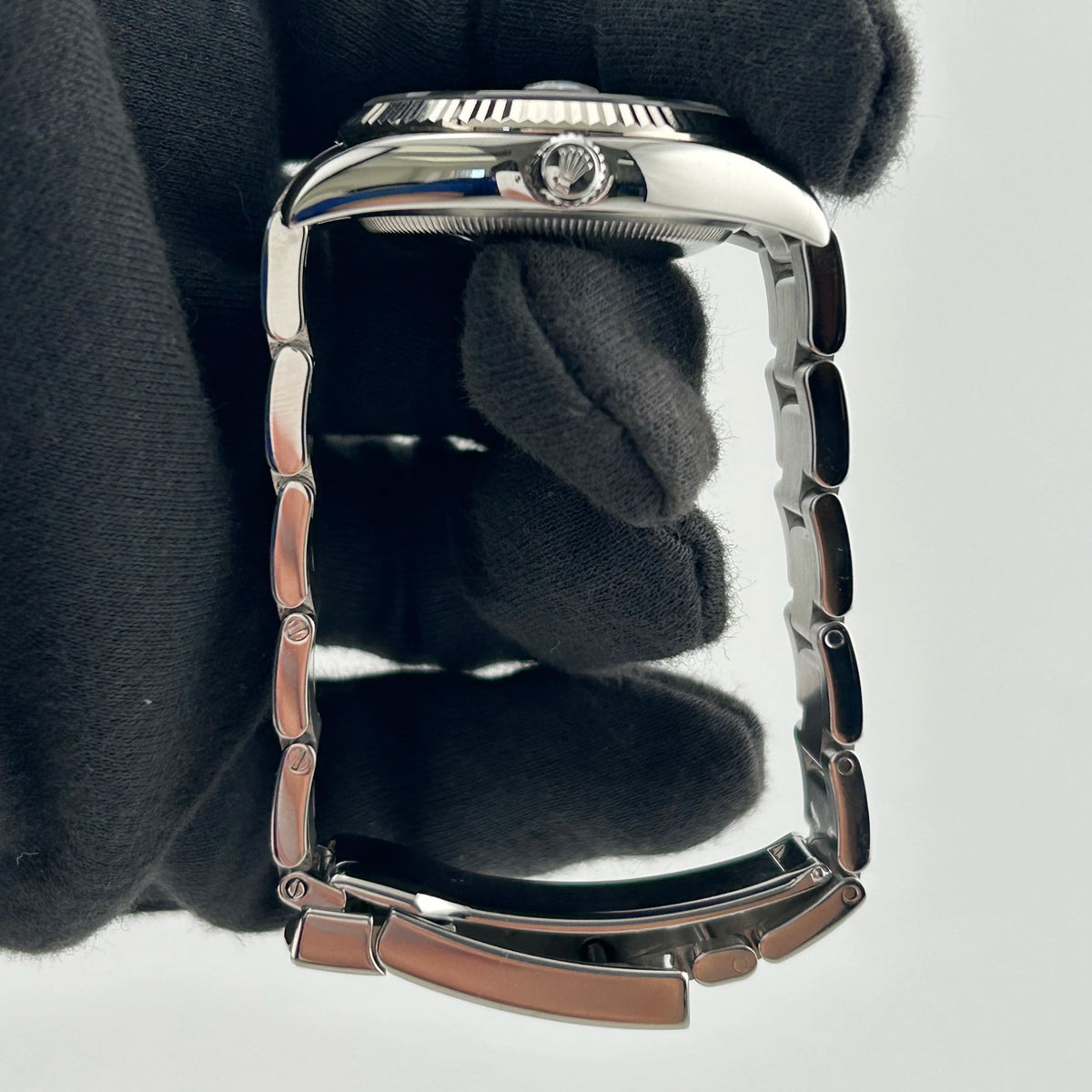Rolex Oyster Perpetual Date 115234 — view 5