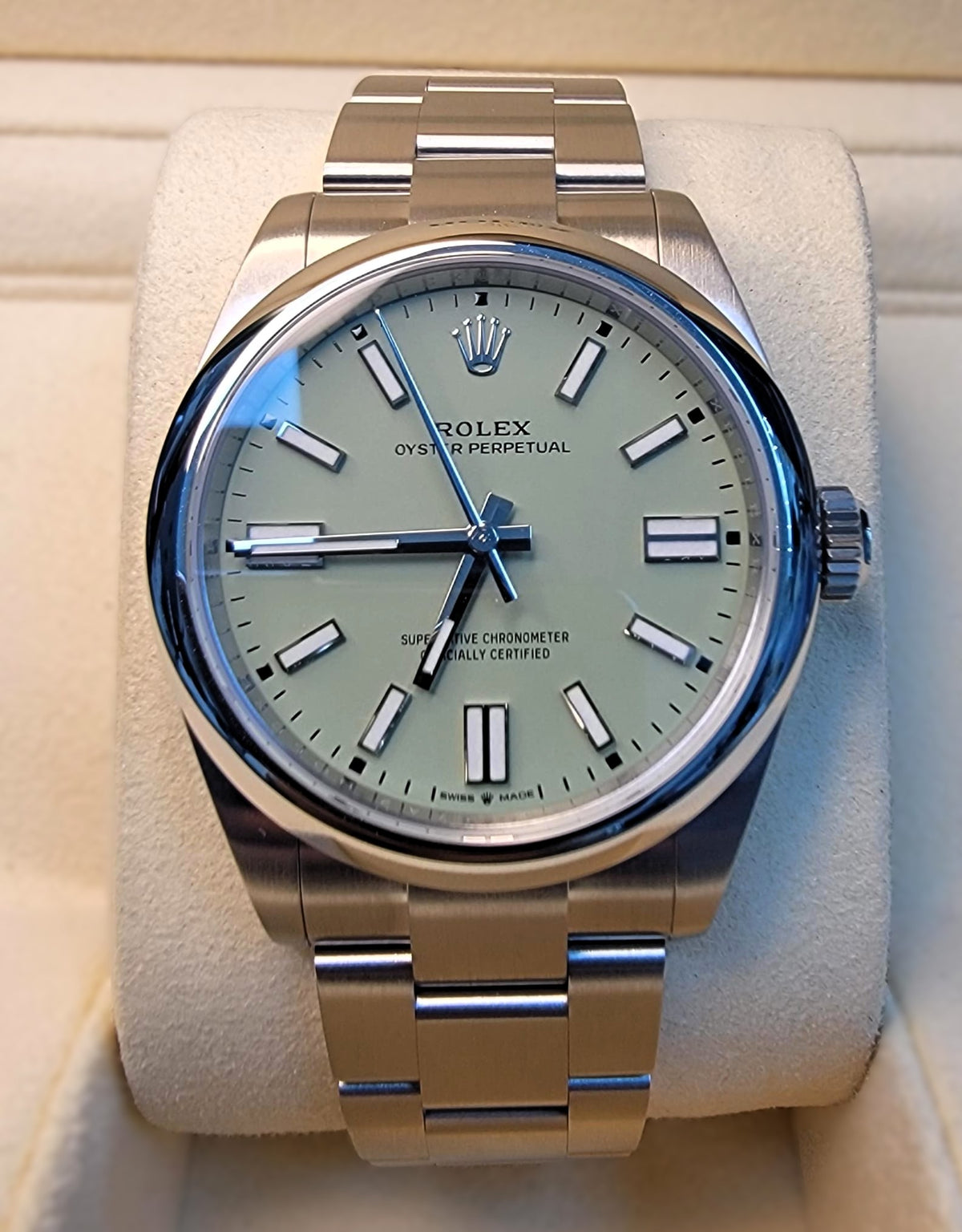 Rolex Oyster Perpetual 134300 — view 2