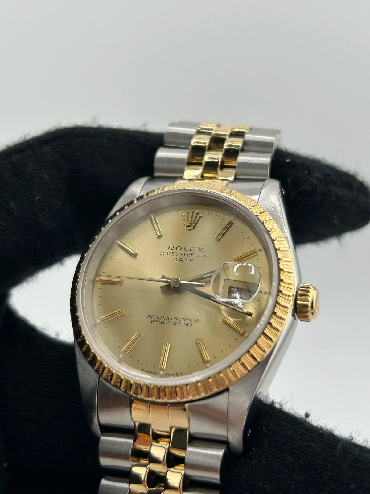 Rolex Oyster Perpetual Date 15223 — view 3