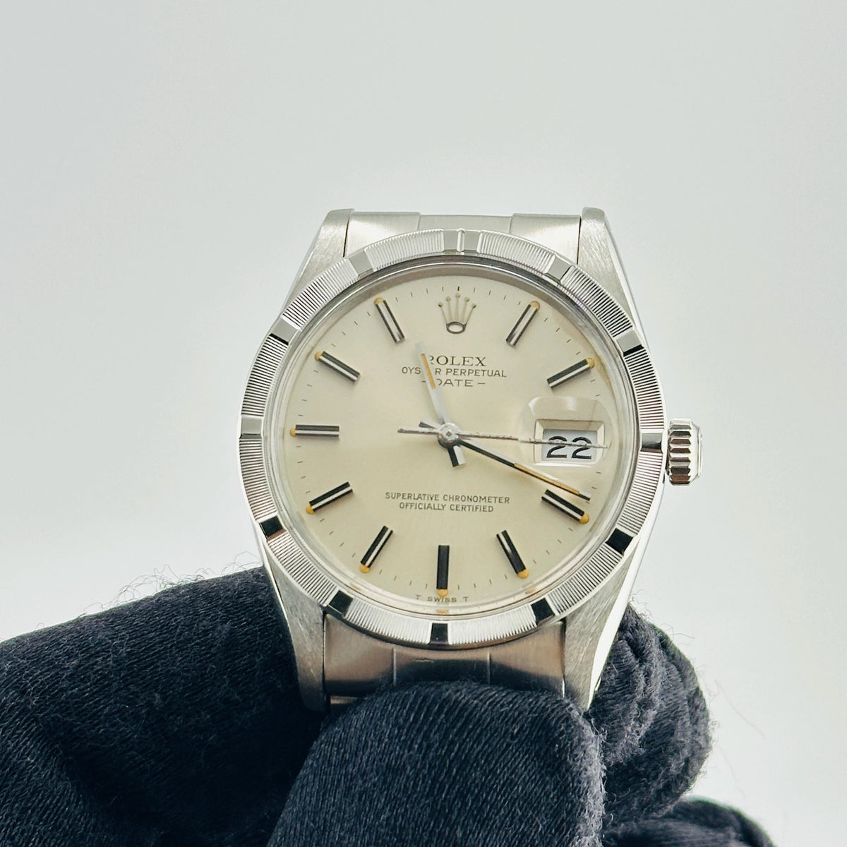 Rolex Oyster Perpetual Date 15010 — view 3