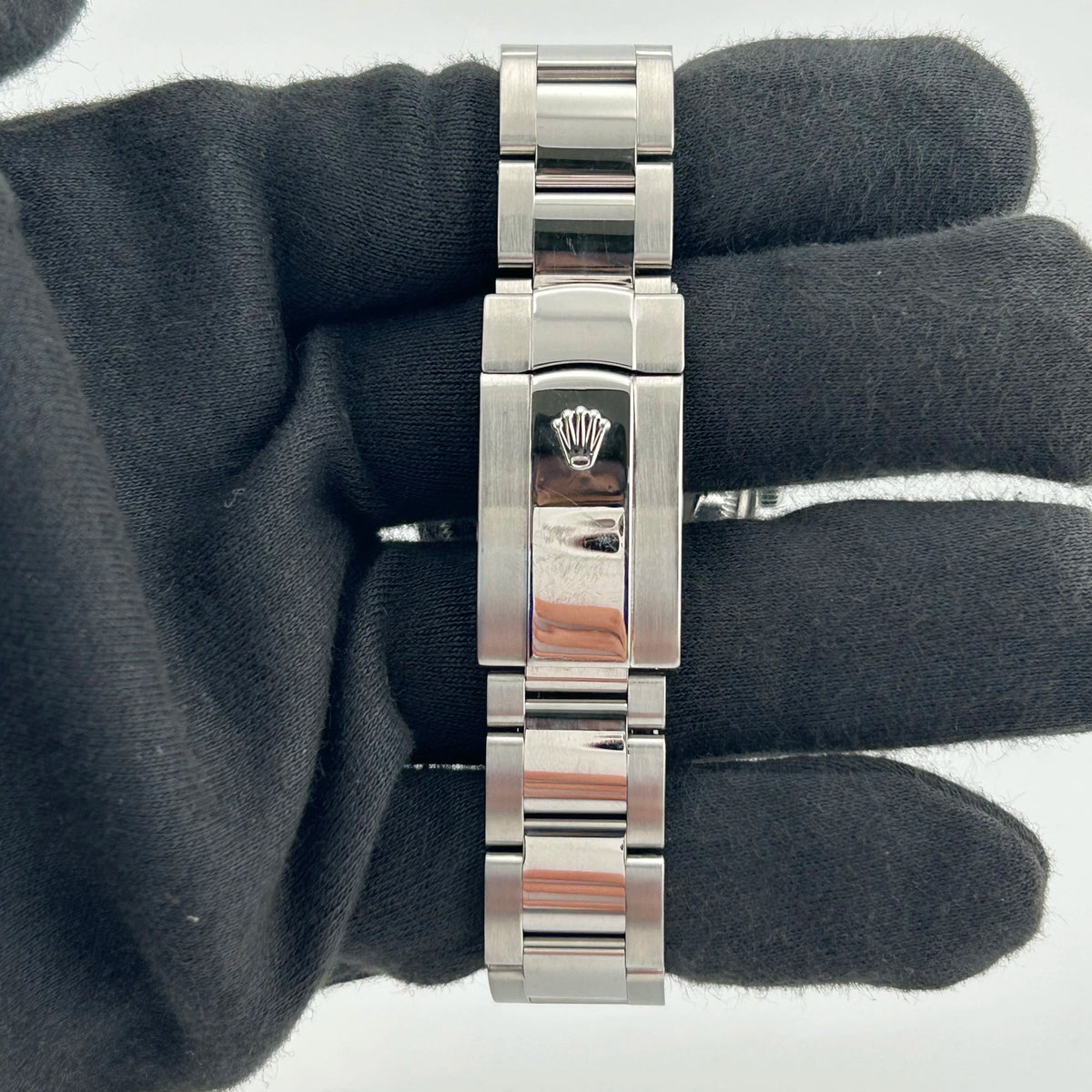 Rolex Oyster Perpetual Date 115234 — view 3