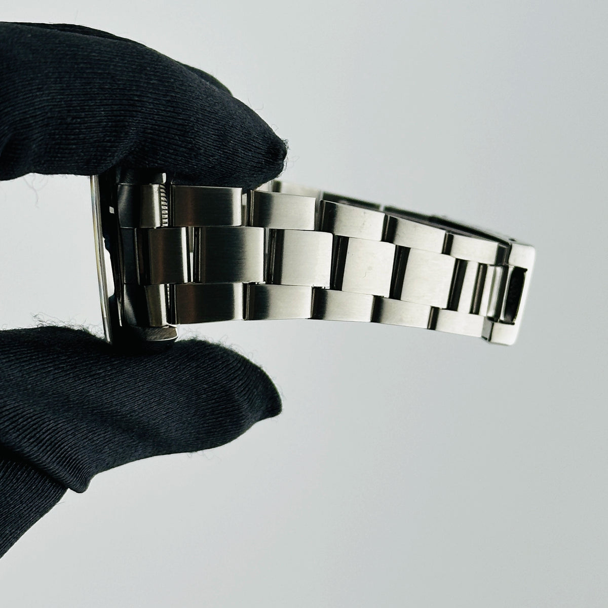 Rolex Oyster Perpetual Date 14010 — view 3