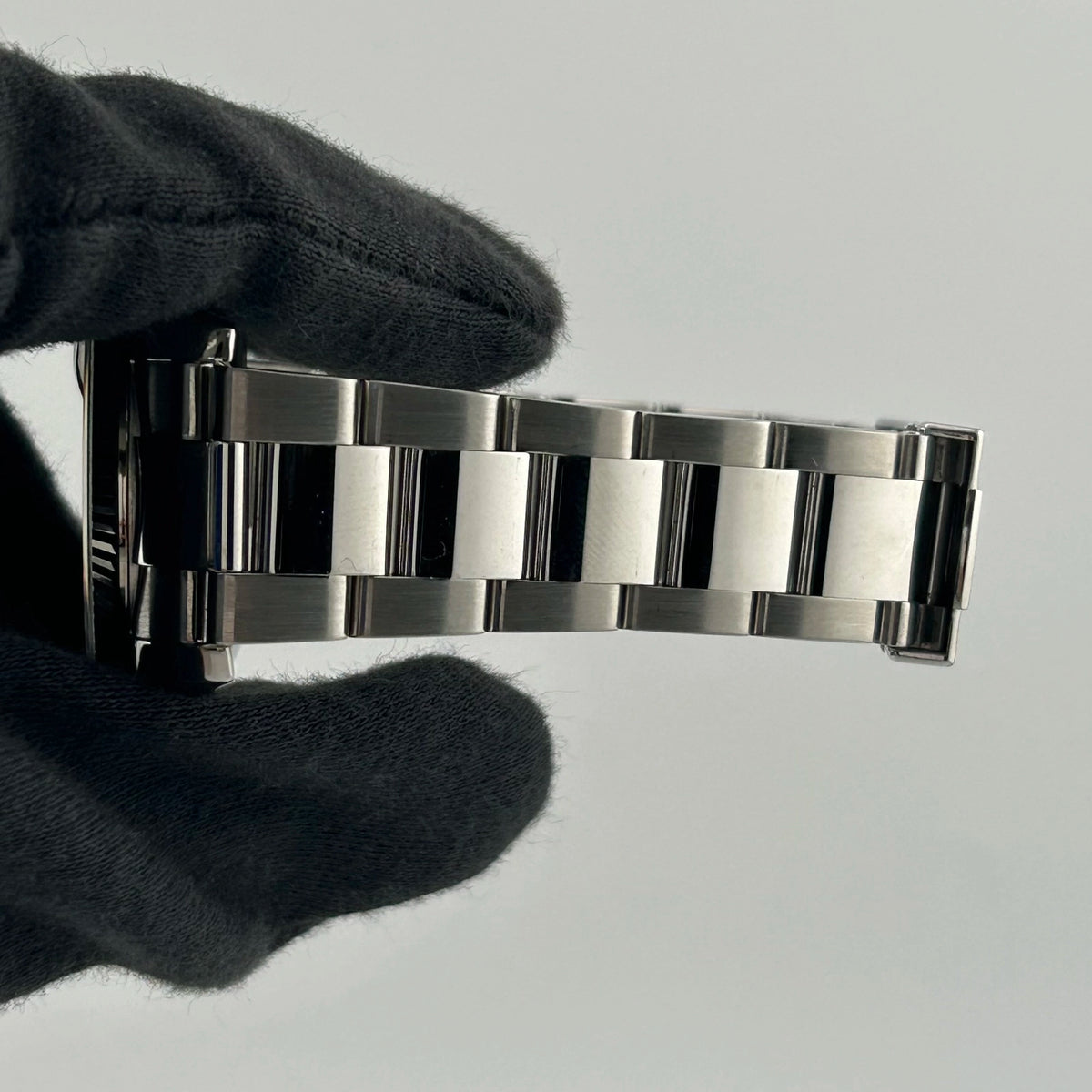 Rolex Oyster Perpetual Date 115234 — view 4