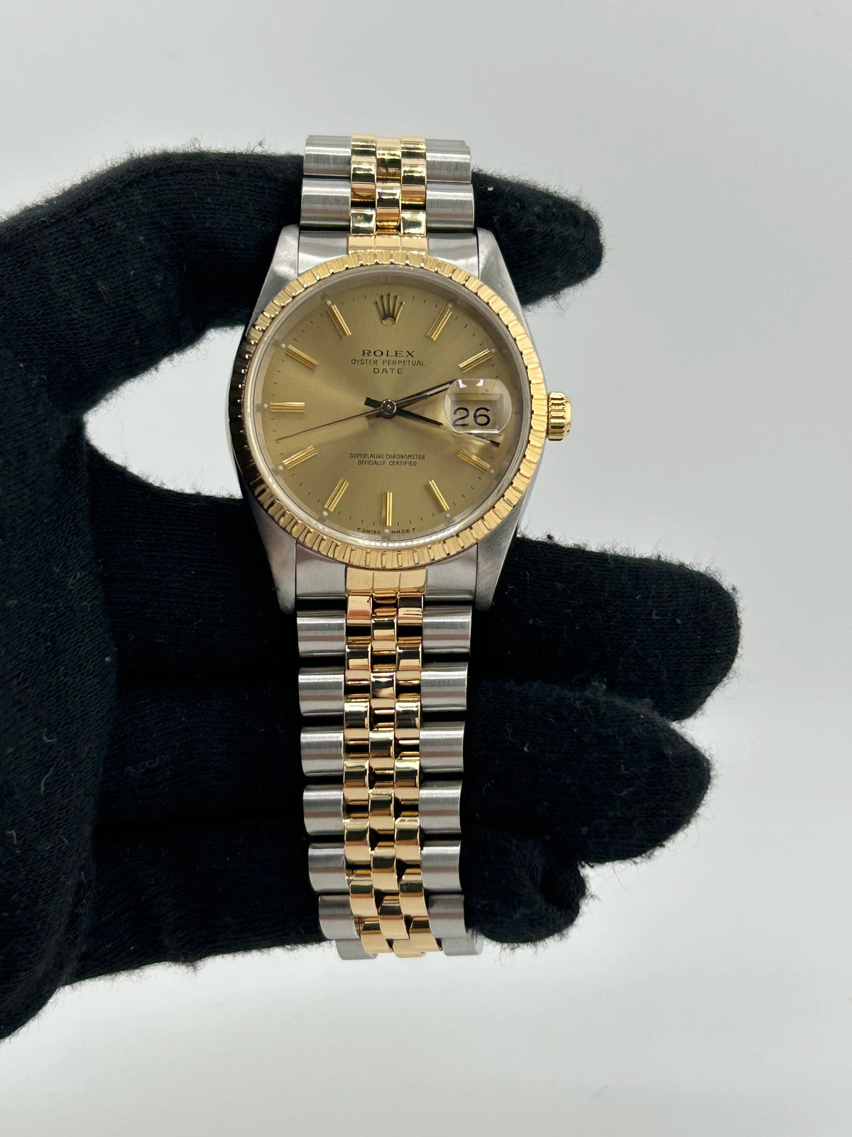 Rolex Oyster Perpetual Date 15223 — view 2