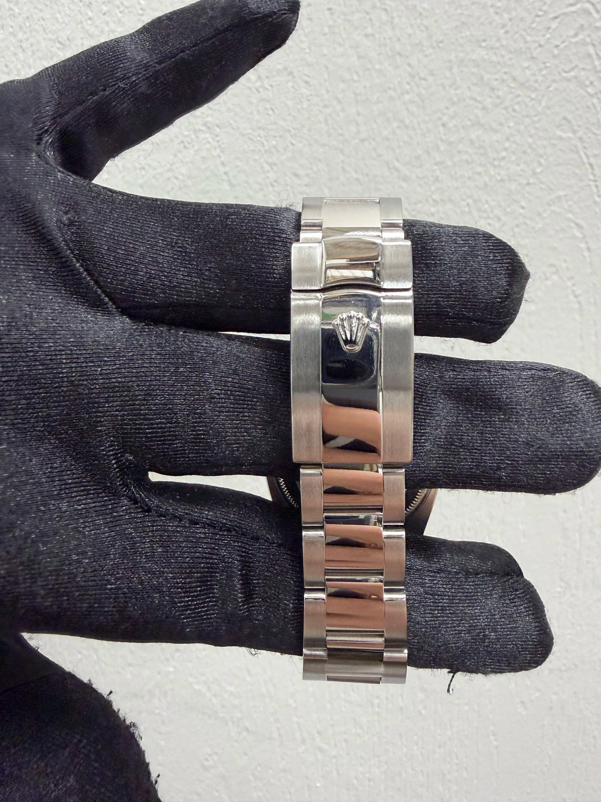 Rolex Oyster Perpetual Date 115200 — view 3